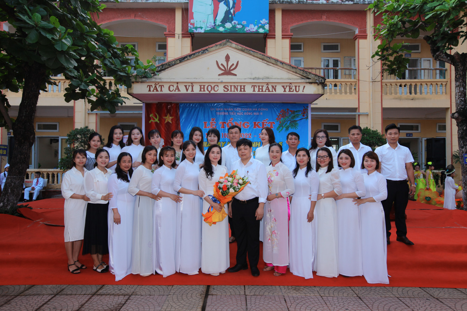 Tập thể CB, GV, NV nhà trường